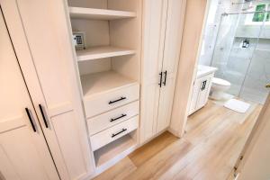 ein Bad mit weißen Schränken und einer Dusche in der Unterkunft Familiares casas de campo con vista increíble in Villa de Leyva + 72 Fotos