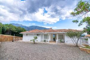 ein weißes Haus mit Bergen im Hintergrund in der Unterkunft Familiares casas de campo con vista increíble in Villa de Leyva