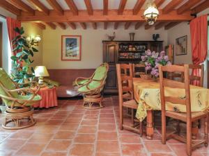 a living room with a table and chairs at Gîte indépendant près du centre-ville - Animaux acceptés, Parking privé, Wifi - FR-1-510-236 in Steenvoorde