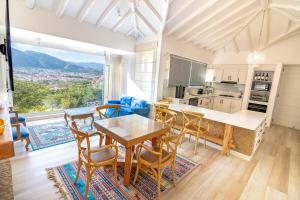 eine Küche und ein Esszimmer mit Tisch und Stühlen in der Unterkunft Familiares casas de campo con vista increíble in Villa de Leyva