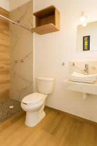 a bathroom with a toilet and a shower and a sink at EDISÓN 81 Unidades de renta habitacional in Morelia