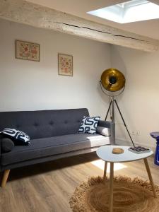 a living room with a couch and a table at Charmant T3 cosy à Mazamet in Mazamet