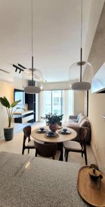 une cuisine et un salon avec une table et des chaises dans l'établissement Residential Boca del Mar Tower III Apart 802, à Boca Chica