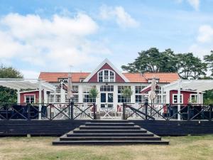 Un gran edificio con escaleras al frente. en 4 person holiday home in SÖLVESBORG, en Hällevik