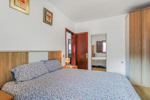 Giường trong phòng chung tại Teror Rural Retreat & Pool