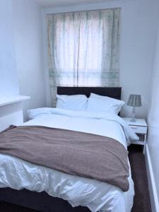 Ένα ή περισσότερα κρεβάτια σε δωμάτιο στο Chatham Home for 4, Walk to Hospital & Free driveway Parking +10 φωτογραφίες