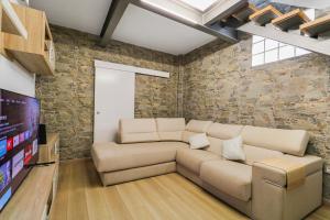 テロルにあるTeror Rural Retreat & Poolのソファとテレビのあるリビングルーム