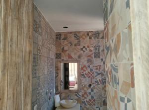 a bathroom with a sink and a mirror at Villa A'Kabar Guest House in Aït Benhaddou