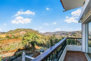 テロルにあるTeror Rural Retreat & Poolの山々の景色を望むバルコニー
