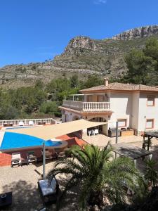 a villa with a swimming pool and a house at Casa Luna in La Drova