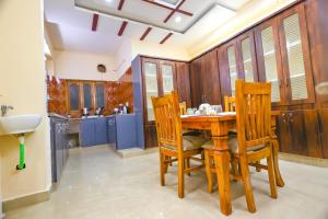 Η κουζίνα ή μικρή κουζίνα στο Akkshara Stay Inn