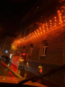 伊万诺-弗兰科夫斯克Monopol的晚上亮着圣诞灯的建筑物