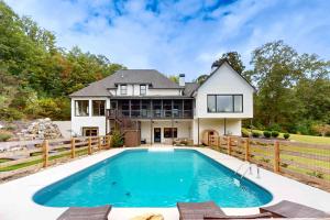 une maison avec une piscine devant une maison dans l'établissement Golden Hill Retreat, à Cleveland