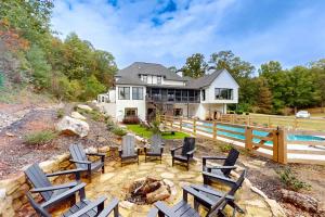 une maison avec une cour dotée de chaises et d'une piscine dans l'établissement Golden Hill Retreat, à Cleveland