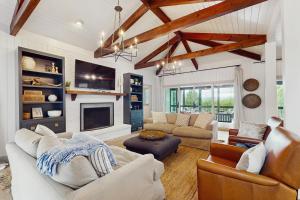 Elle comprend un salon doté d'un mobilier blanc et d'une cheminée. dans l'établissement Golden Hill Retreat, à Cleveland