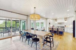 une cuisine et une salle à manger avec une table et des chaises en bois dans l'établissement Golden Hill Retreat, à Cleveland