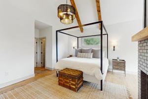 une chambre avec un lit à baldaquin et une cheminée dans l'établissement Golden Hill Retreat, à Cleveland 38 autres photos