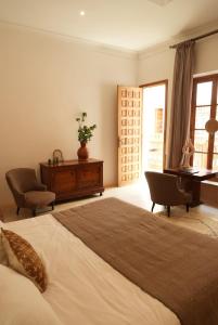 une chambre avec un lit, un bureau et un piano dans l'établissement Riad Kahena, à Marrakech 110 autres photos