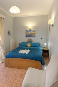 ミティリニにあるExperience Comfort 5 alfaの青いベッドと2枚のタオルが置かれた寝室