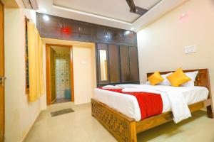 Ένα ή περισσότερα κρεβάτια σε δωμάτιο στο Akkshara Stay Inn +27 φωτογραφίες