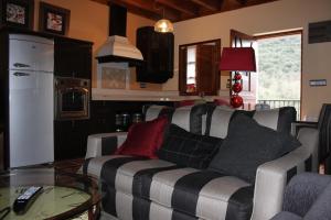sala de estar con sofá y mesa en Apartamento Monte Río, en Peñamellera Alta
