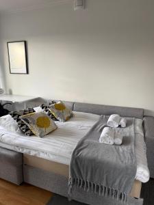 un letto con asciugamani in una stanza di Adorable Arctic Apartments - Private Sauna & Free Parking a Rovaniemi Altre 62 foto