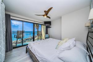 une chambre avec un lit et une vue sur l'océan dans l'établissement Ocean Vista Penthouse 1, à San Diego 38 autres photos