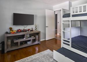 Giường trong phòng chung tại Game Room - Private Beach Access - Sleeps 8