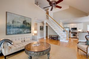 una sala de estar con un sofá y una mesa en Stunning Lake Oconee Retreat with Pool Access!, en Turnwold