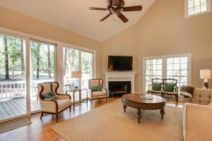 sala de estar con ventilador de techo y chimenea en Stunning Lake Oconee Retreat with Pool Access!, en Turnwold