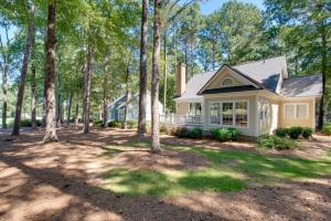 una casa en medio de un patio con árboles en Stunning Lake Oconee Retreat with Pool Access!, en Turnwold