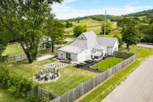 Vườn quanh Shelbyville Farmhouse with Hot Tub, Fire Pit and Grill