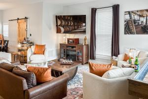 Khu vực ghế ngồi tại Shelbyville Farmhouse with Hot Tub, Fire Pit and Grill