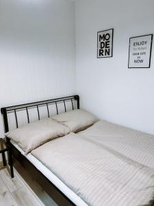 Ένα ή περισσότερα κρεβάτια σε δωμάτιο στο Apartmán Mierová