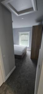 マリンガーにあるMartins Lane Guesthouseのベッドと窓のある寝室