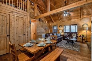 a dining room and living room in a log cabin at 3 Bed2 King4 Singlegame Rmhot Tbdog Friendly in Waldens Creek