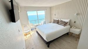 维纳德马神庙公寓酒店的一间带床的卧室,可欣赏海景