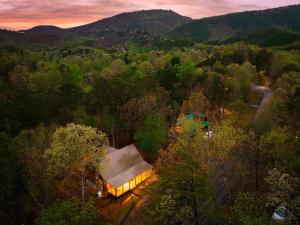 an overhead view of a building in the middle of a forest at 3 Bed2 King4 Singlegame Rmhot Tbdog Friendly in Waldens Creek