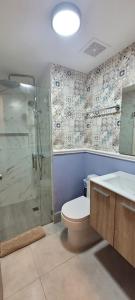un bagno con doccia, WC e lavandino di Boca del Mar Tower III Apart 401 a Boca Chica