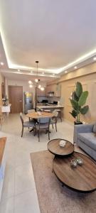 un soggiorno con divano e tavoli e una cucina di Boca del Mar Tower III Apart 401 a Boca Chica