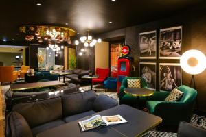 un restaurant avec des canapés et des tables et un panneau Coco Cola dans l'établissement Mercure Lyon Centre Saxe Lafayette, à Lyon