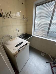 ジョインヴィレにあるApto com cozinha e lavanderiaの小さなキッチン(シンク付)、窓 +15枚の写真