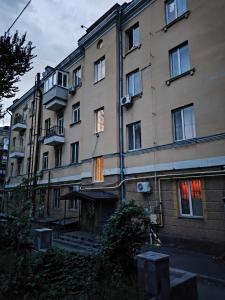 ein großes Apartmenthaus mit Fenstern in der Unterkunft Petrovka in Dnipro