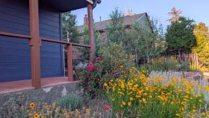 Gallery image of Hot Tub, 3 Bedrooms 2 Baths, Walk to Everything! in Flagstaff +18 photos
