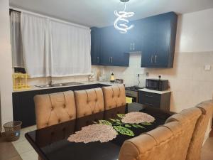 Η κουζίνα ή μικρή κουζίνα στο Modern 2 Bed All Ensuite Near Nakuru CBD +14 φωτογραφίες