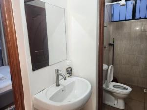 Ένα μπάνιο στο Modern 2 Bed All Ensuite Near Nakuru CBD