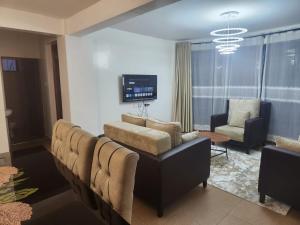 Μια τηλεόραση ή/και κέντρο ψυχαγωγίας στο Modern 2 Bed All Ensuite Near Nakuru CBD