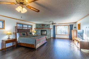 Un dormitorio con una cama y una chimenea. en Eagles Rest, en Fleetwood
