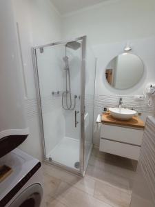 Un baño blanco con ducha y lavabo. en MY apartment kids-friendly with breakfast, en Pisa 25 fotos más