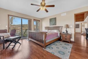 Postel nebo postele na pokoji v ubytování Lakefront Mansion